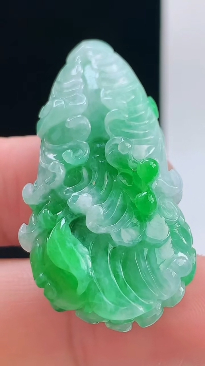 天然A货翡翠白菜吊坠，尺寸46-22.5-12.5重量:17.57g h168
10月11日