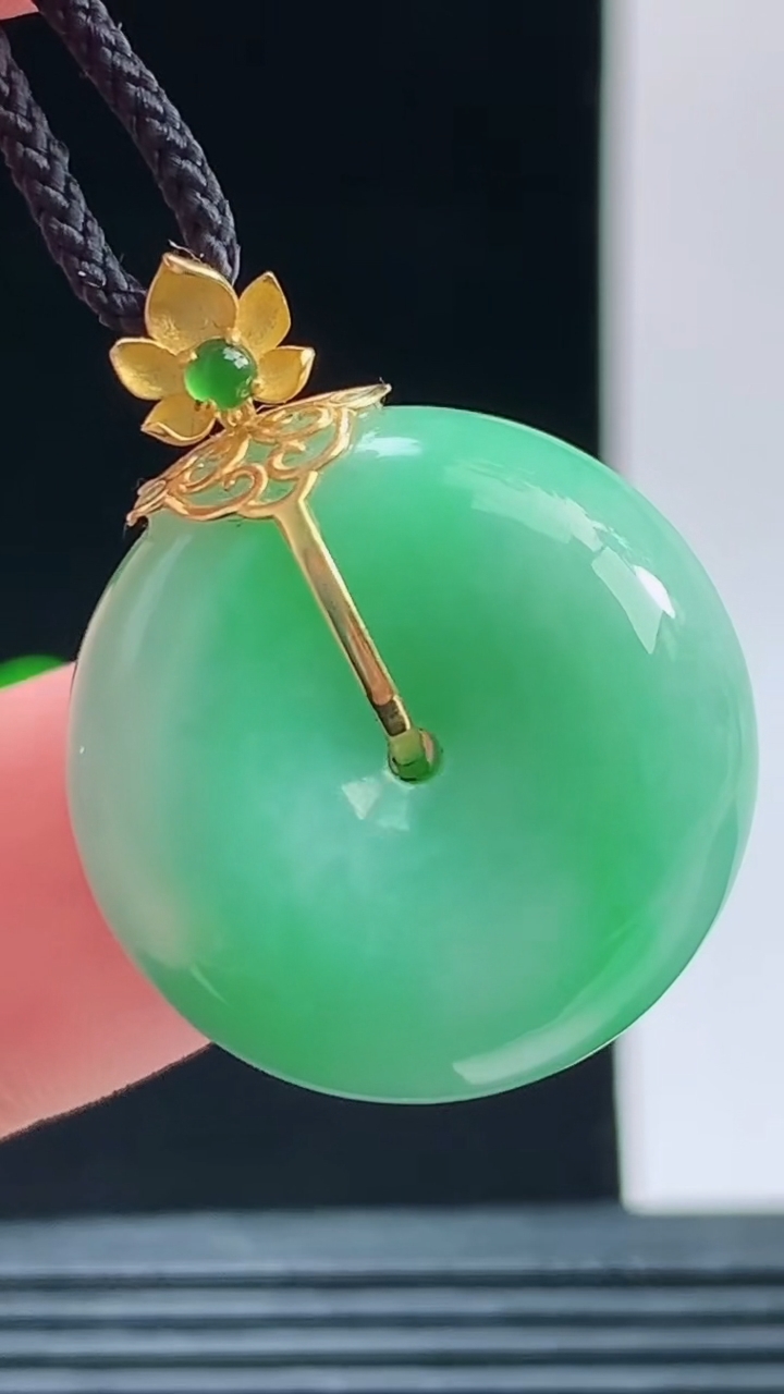 天然A货翡翠平安扣吊坠，尺寸22.2-11.3重量:12.13g 1010
10月11日