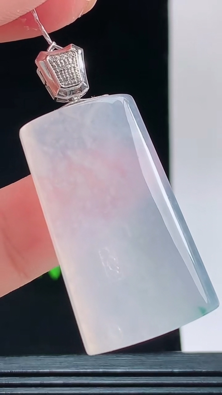 天然A货翡翠种白冰仿古无事牌吊坠，尺寸35.1-20.4-5.5重量:11.88g 1010
10月