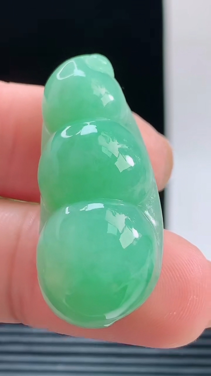 天然A货翡翠福豆吊坠，尺寸37-16-11.7重量:12.46g 1010
10月11日