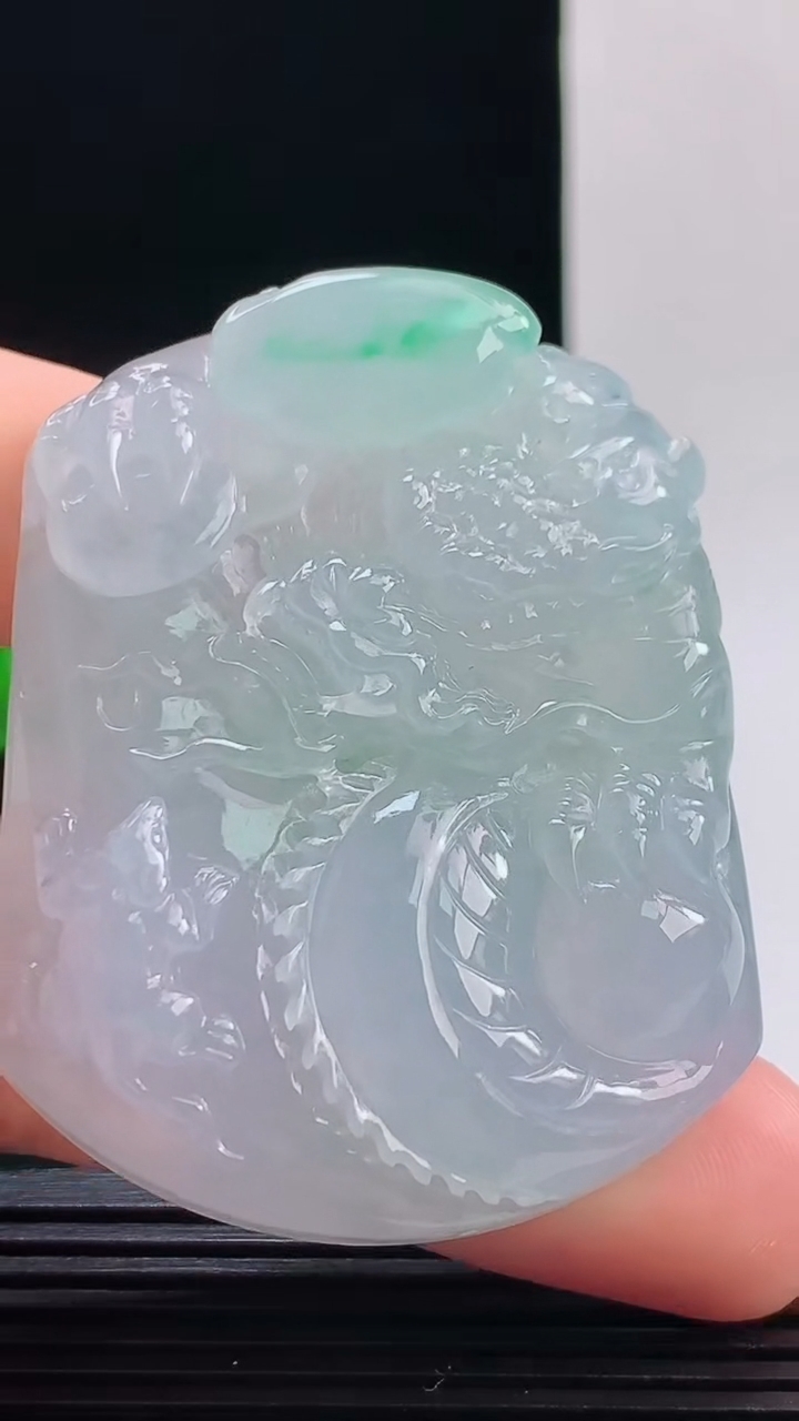 天然A货翡翠龙牌吊坠，尺寸54.5-42.6-11.4重量:57.37g 1010
10月11日