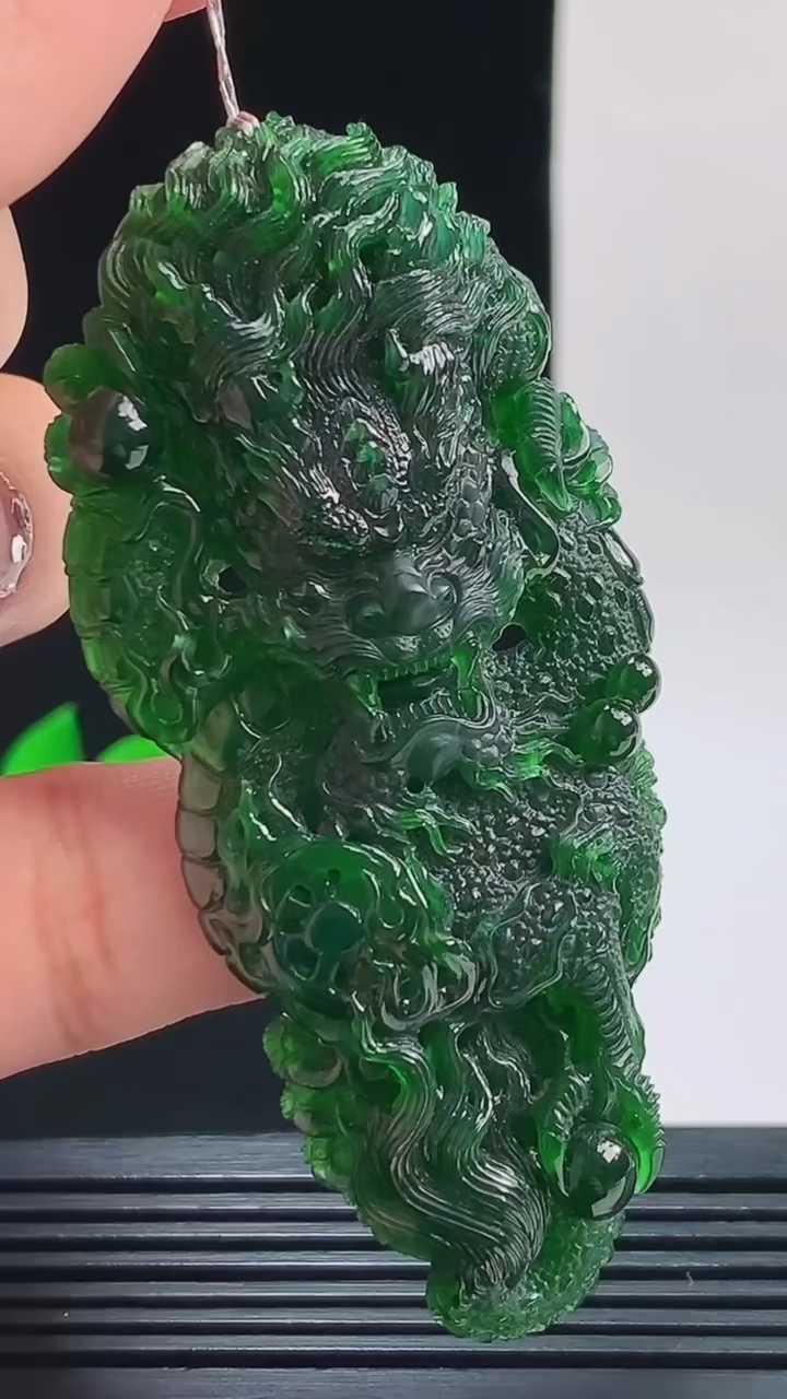 天然A货翡翠龙牌吊坠，尺寸71.1-32.3-9.5重量:32.08g 1010
10月11日