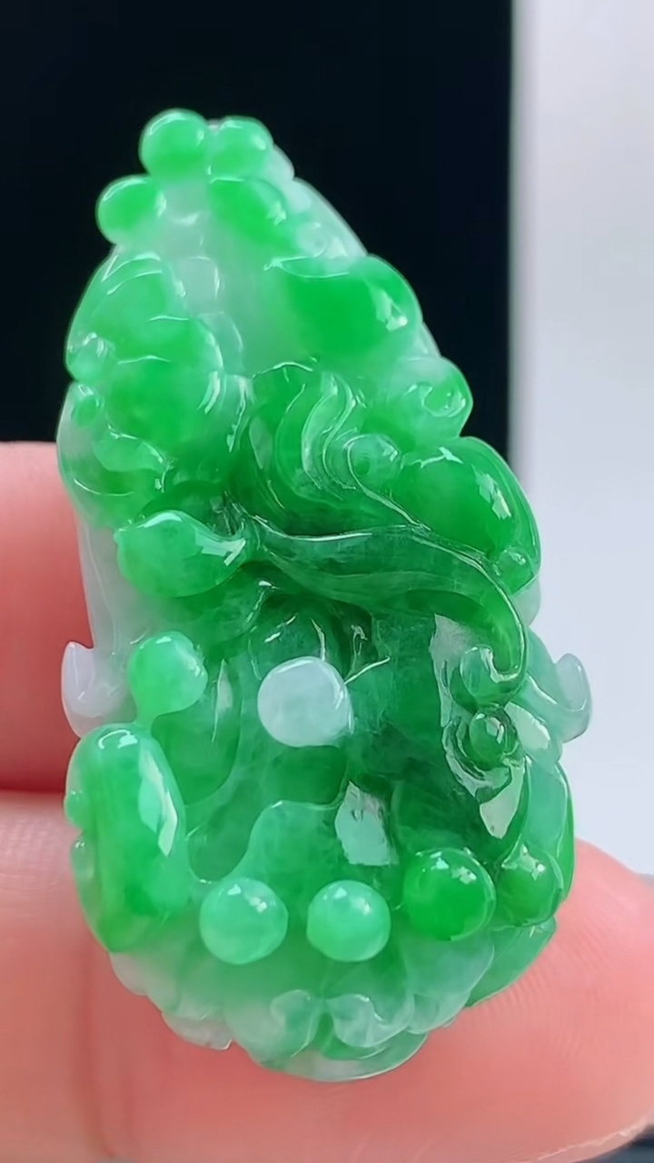 天然A货翡翠白菜吊坠，尺寸46-22.5-12.5重量:17.57g h168
10月11日