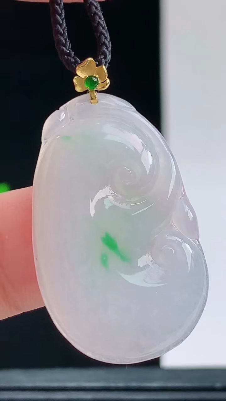 天然A货翡翠如意吊坠，尺寸30.4-19.4-3.5重量:4.00g 1010
10月11日