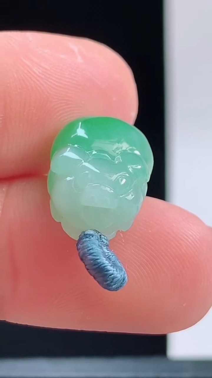 天然A货翡翠生肖猪吊坠，尺寸15.3-11.3-8.3重量:3.00g 1010
10月11日