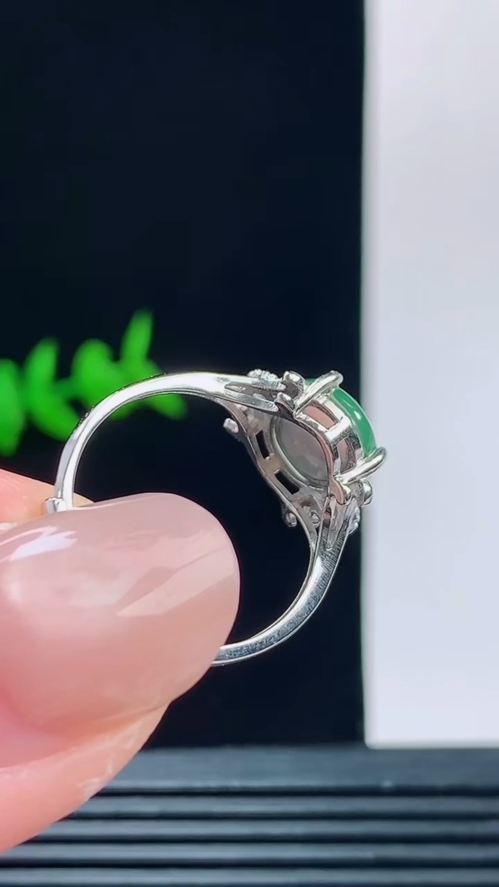 天然A货翡翠蛋面戒指，尺寸9.8-8.6重量:2.01g  h1282026年10月11日
工厂直销收藏佳品,种好水足，色泽均匀，有种有色，上手高大气！