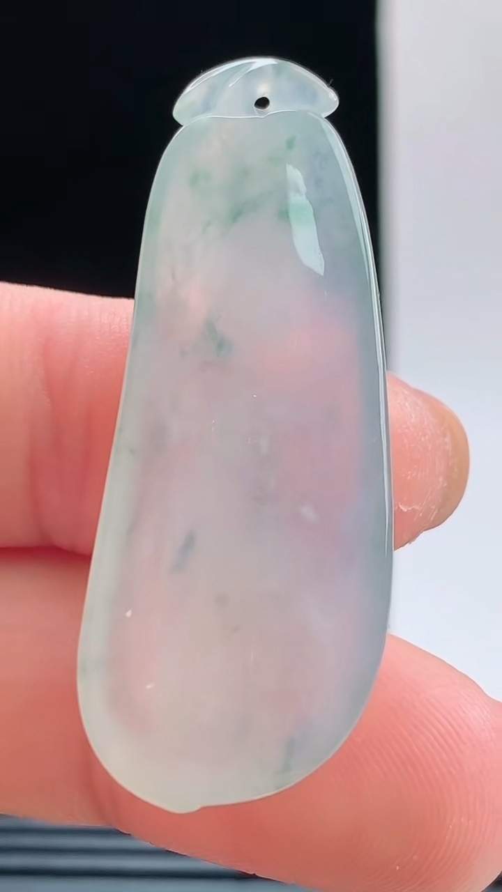 天然A货翡翠冰种飘花福瓜吊坠，尺寸44.7-17.1-6.3重量:9.00g 1010
10月11日
