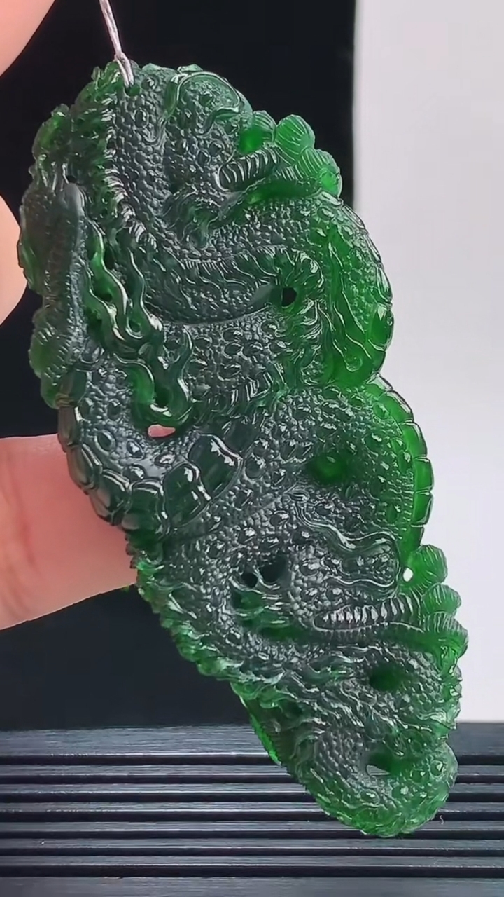 天然A货翡翠龙牌吊坠，尺寸71.1-32.3-9.5重量:32.08g 1010
10月11日