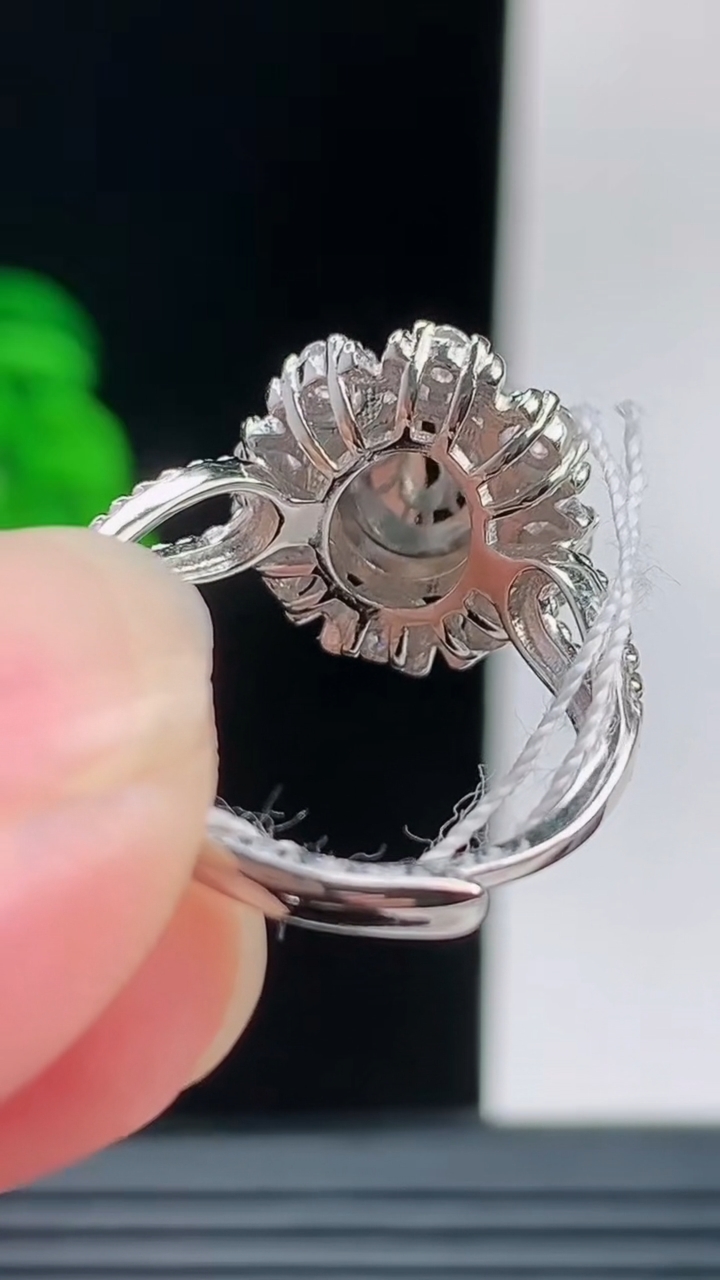 天然A货翡翠蛋面戒指，尺寸15.8裸石7.2重量:2.84g2026年10月11日
工厂直销收藏佳品,种好水足，色泽均匀，有种有色，上手高大气！