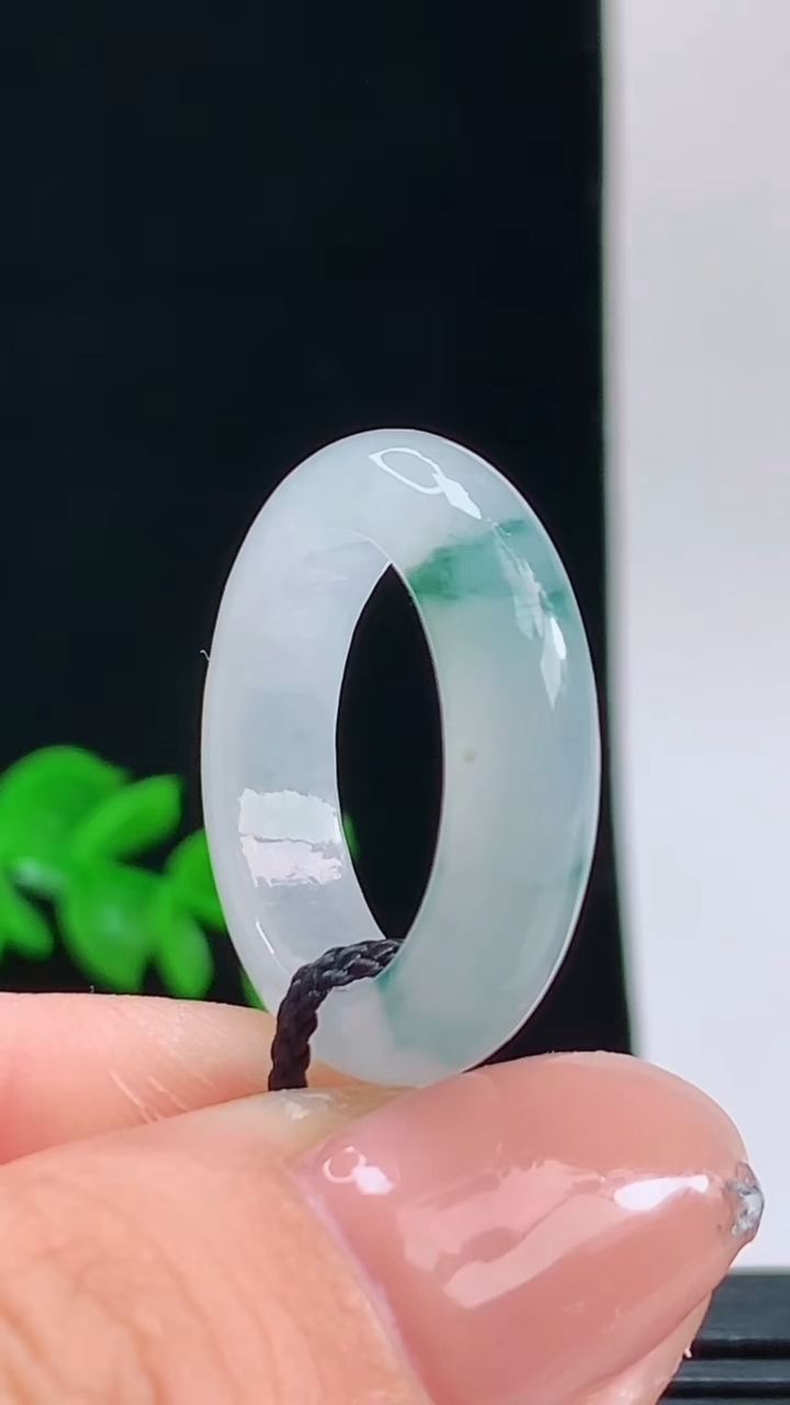天然A货翡翠冰种飘花玉指环戒指，尺寸17.3-5.5-3.7重量:4.18g 10102026年10