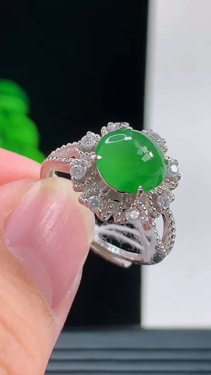 天然A货翡翠蛋面戒指，尺寸15.8裸石7.2重量:2.84g2026年10月11日
工厂直销收藏佳品