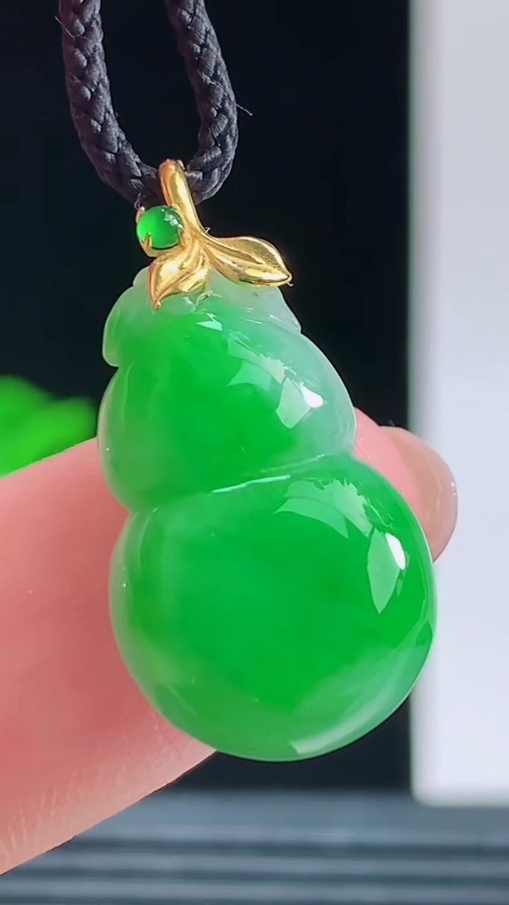 天然A货翡翠葫芦吊坠，尺寸19.4-12.1-6.9重量:3.00g 1010
10月11日