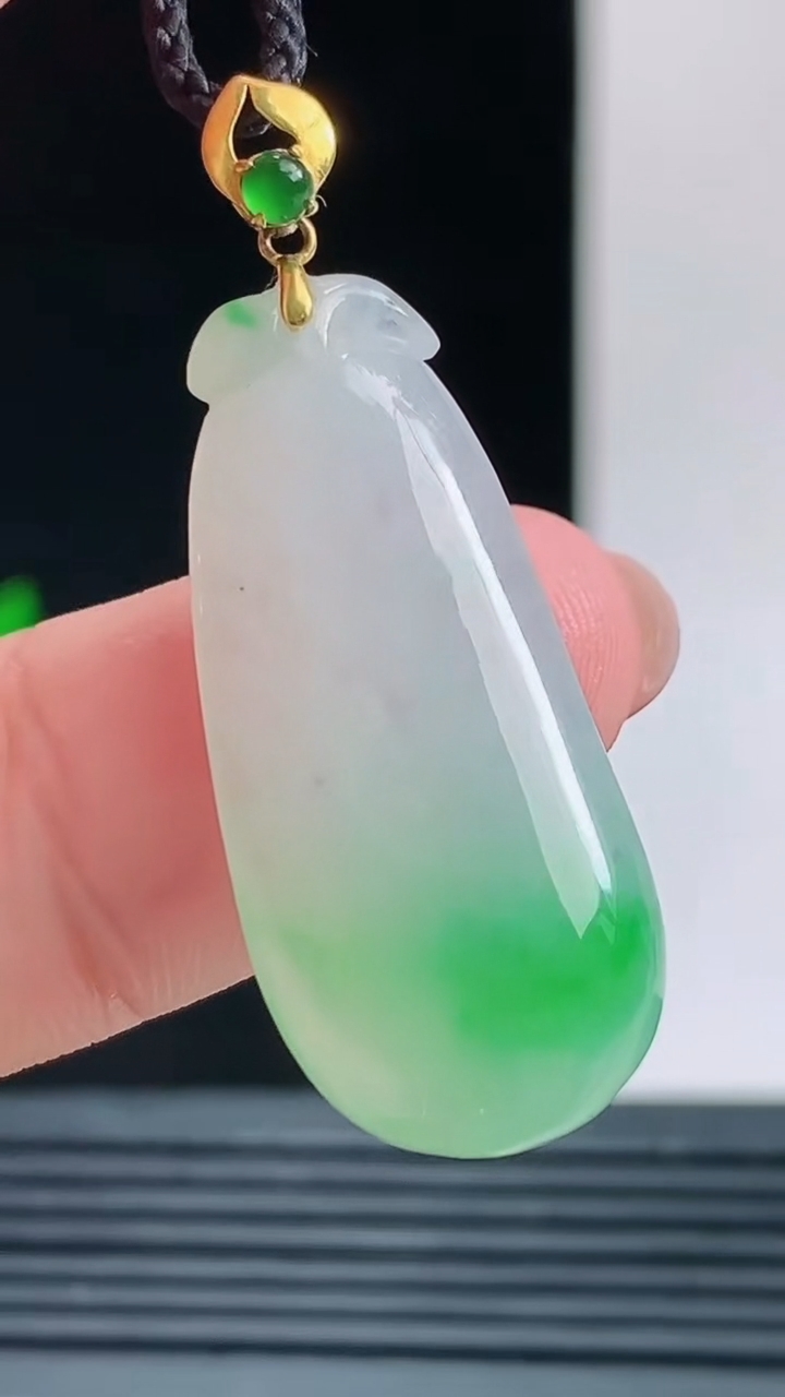 天然A货翡翠福瓜吊坠，尺寸30.2-13.6-6.4重量:4.82g 1010
10月11日