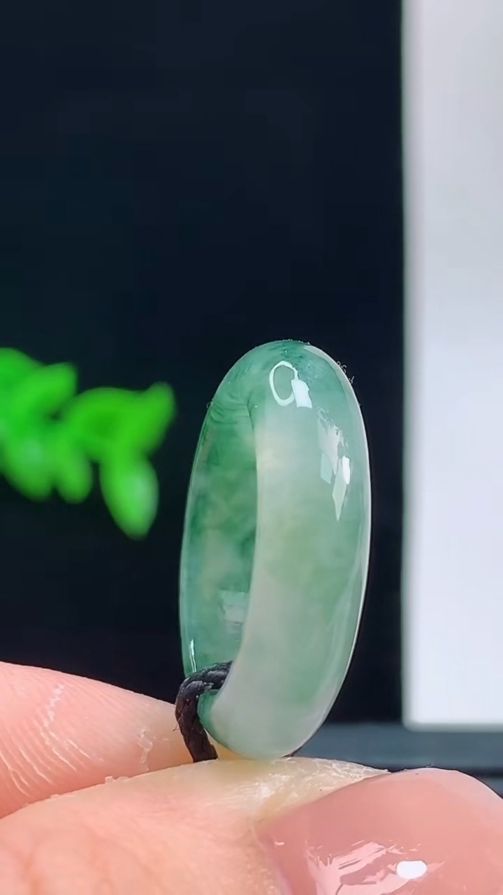 天然A货翡翠飘花玉指环戒指，尺寸16.1-5.7-3.4重量:3.13g 10102026年10月11日
工厂直销收藏佳品,种好水足，色泽均匀，有种有色，上手高大气！