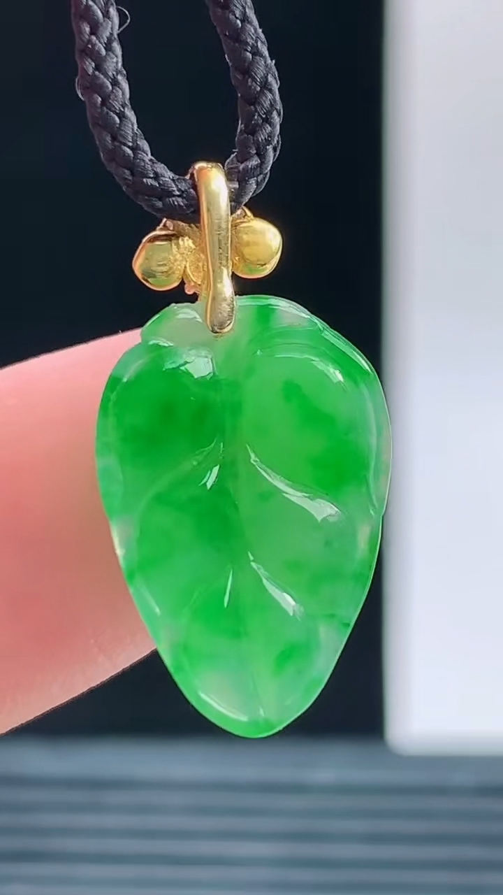 天然A货翡翠金枝玉叶 叶子吊坠，尺寸18-12-2.9重量:1.09g 1010
10月11日