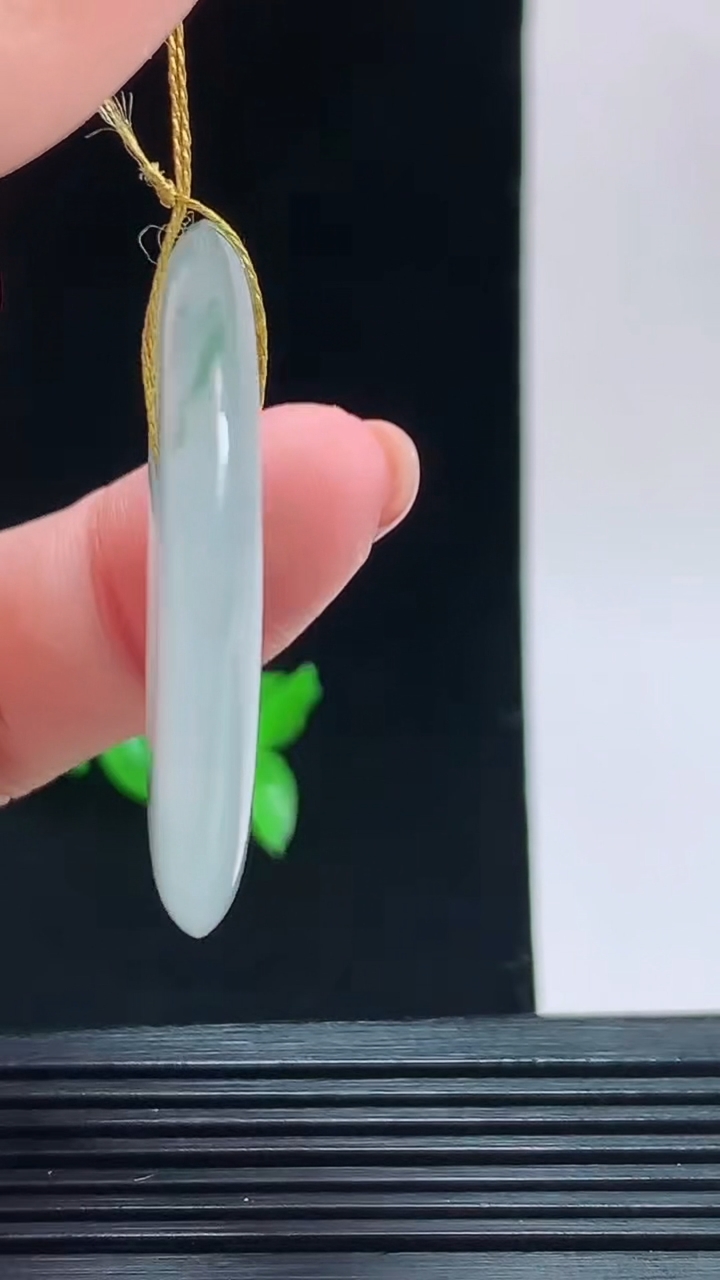 天然A货翡翠冰种飘花平安扣吊坠，尺寸37.8-5.2重量:16.10g 1010
10月11日