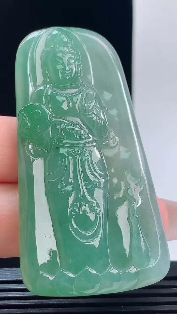 天然A货翡翠大势至菩萨吊坠，尺寸65.5-35-6重量:30.04
10月11日  h001