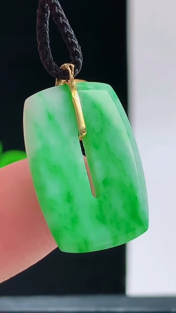 天然A货翡翠福贝吊坠，尺寸22.8-14.6-2.5重量:2.40g 1010
10月11日