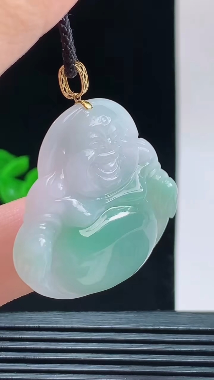 天然A货翡翠佛公吊坠，尺寸31.9-33.7-5.8重量:9.25g 1010
10月11日