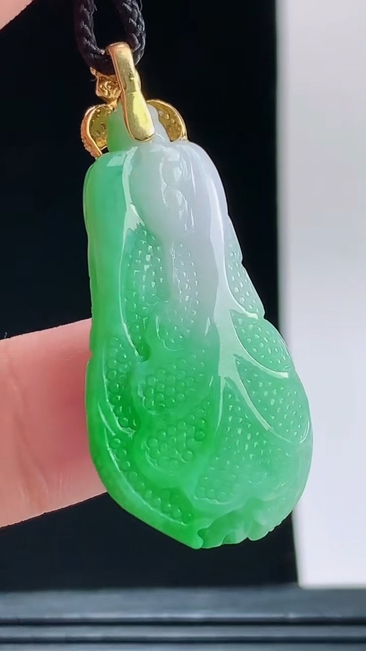 天然A货翡翠白菜吊坠，尺寸36.3-18.5-9.5重量:9.00g 1010
10月11日