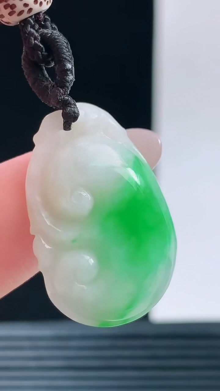 天然A货翡翠如意吊坠，尺寸26-16-6重量:3.80g h168
10月11日