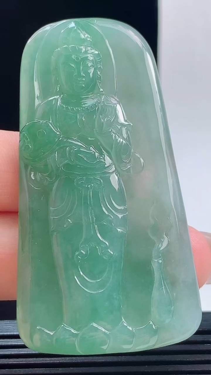 天然A货翡翠大势至菩萨吊坠，尺寸65.5-35-6重量:30.04
10月11日  h001