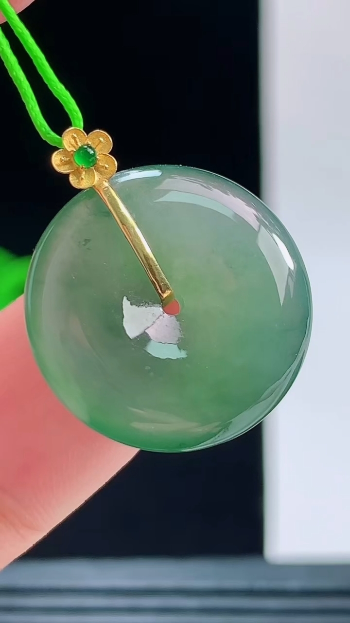 天然A货翡翠平安扣吊坠，尺寸19.4-4.6重量:3.65g 1010
10月11日