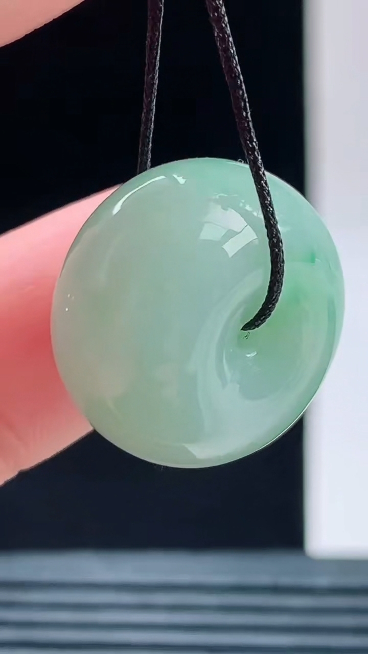 天然A货翡翠平安扣吊坠，尺寸19.1-12.1重量:9.21g 1010
10月11日