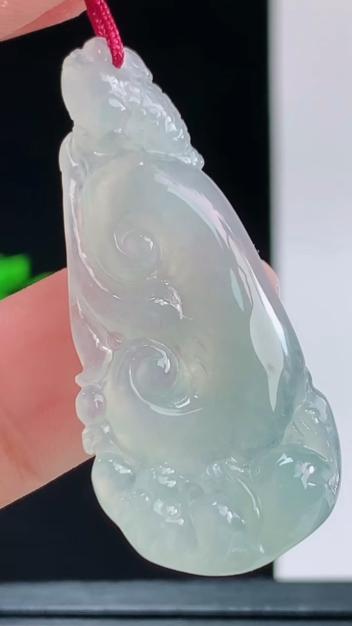 天然A货翡翠如意吊坠，尺寸42.8-18.7-7.6重量:5.00g 1010
10月11日