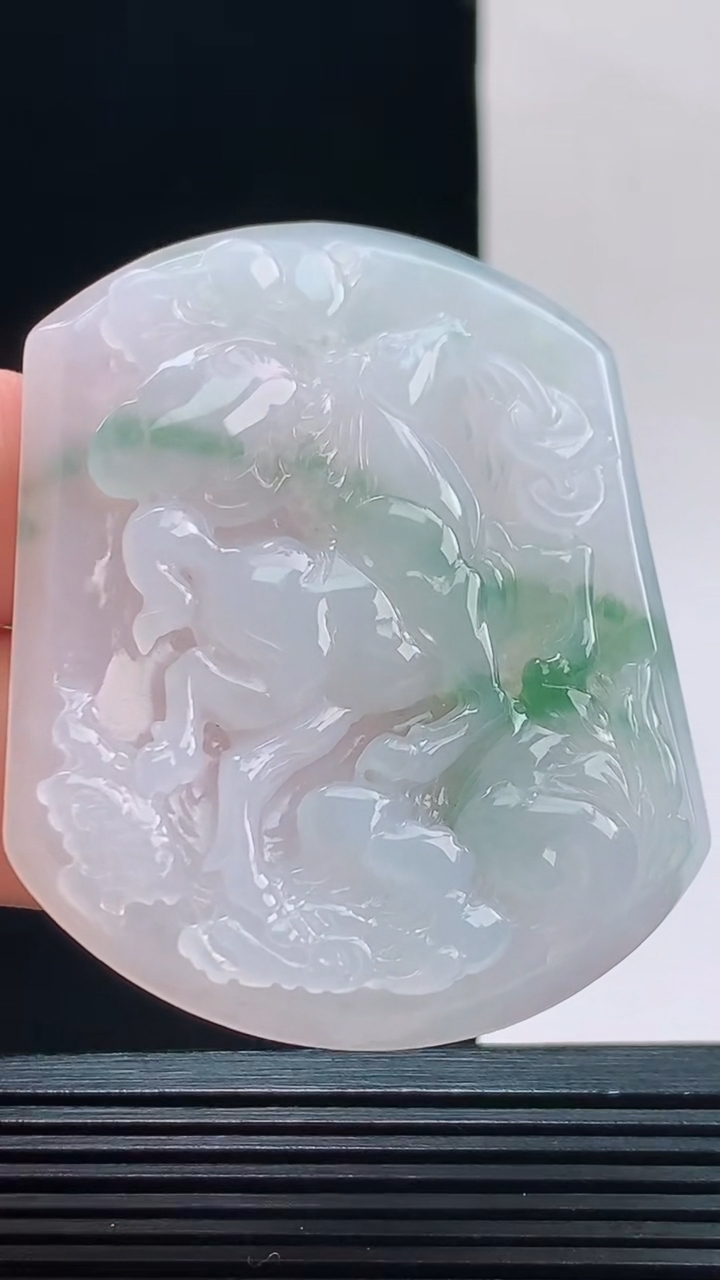 天然A货翡翠飘花生肖马牌吊坠，尺寸54.7-45.1-5.7重量:27.74g 1010
10月11