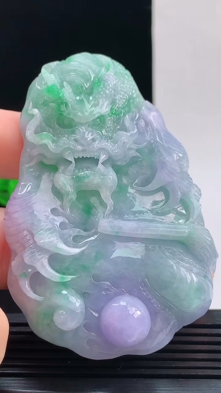 天然A货翡翠龙牌吊坠，尺寸74.4-47.3-11.9重量:70.97g 1010
10月11日