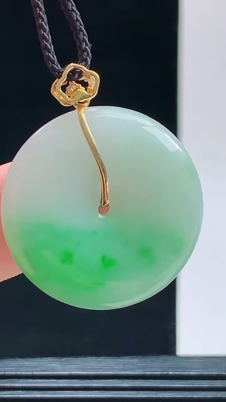 天然A货翡翠平安扣吊坠，尺寸27.2-4.8重量:8.46g 1010
10月11日