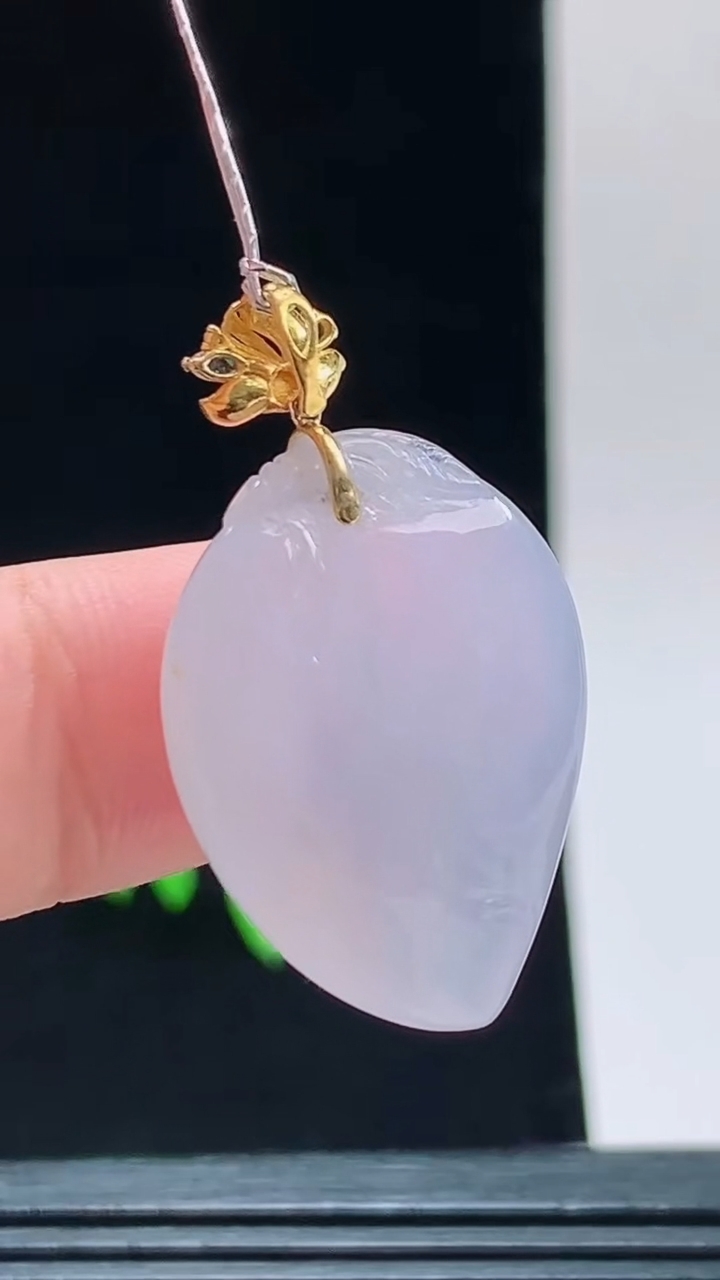 天然A货翡翠种紫罗兰福瓜吊坠，尺寸24.4-19.1-8.1重量:7.26g 1010
10月11日