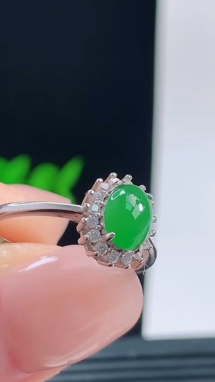 天然A货翡翠蛋面戒指，尺寸7.3-5.1重量:1.70g h1282026年10月11日
工厂直销收藏佳品,种好水足，色泽均匀，有种有色，上手高大气！