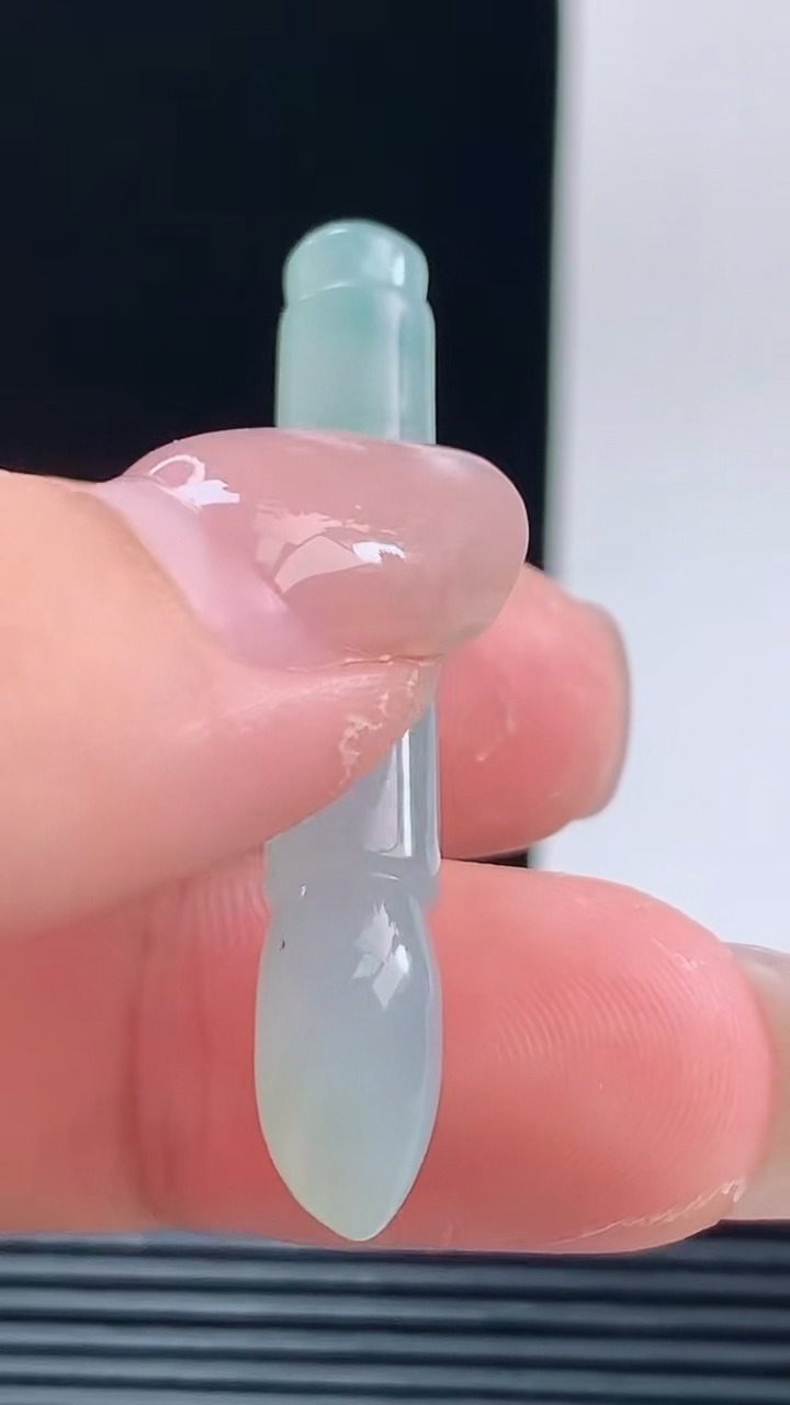 天然A货翡翠毛笔吊坠，尺寸46-8.4-7.5重量:5.64g h128
10月11日