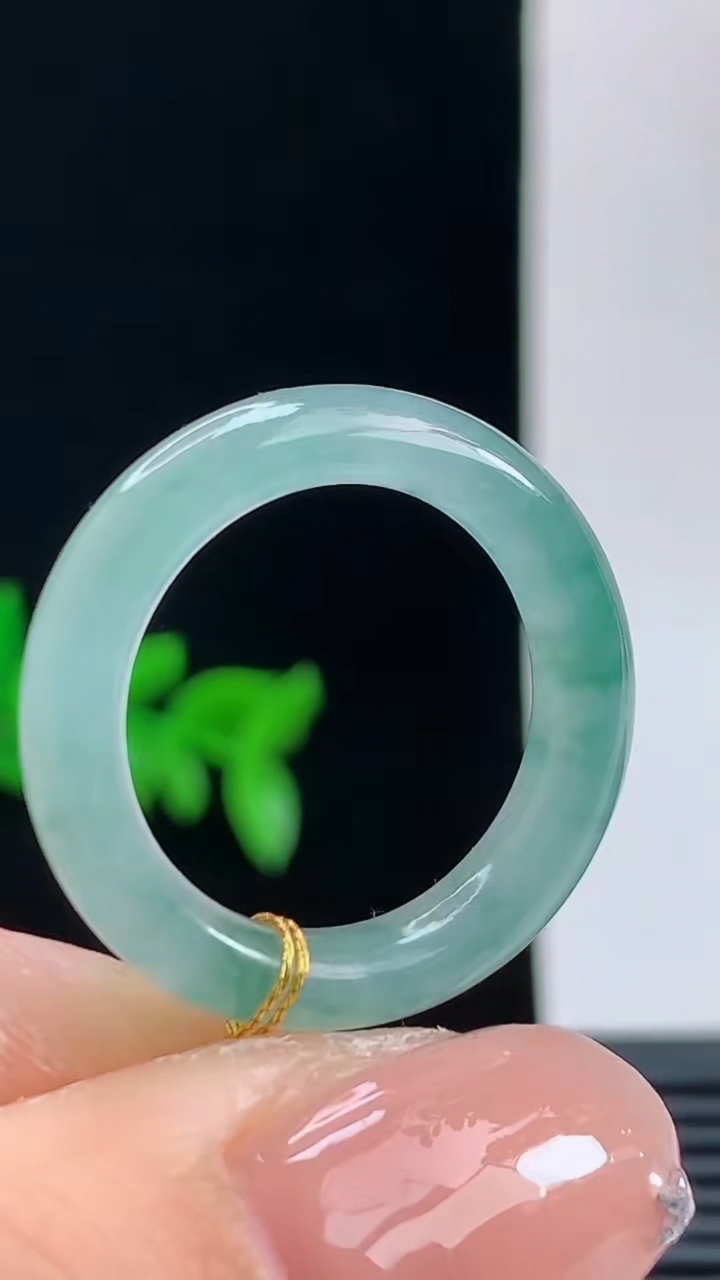 天然A货翡翠冰种飘花玉指环戒指，尺寸17.6-5.4-3.8重量:3.58g 10102026年10月11日
工厂直销收藏佳品,种好水足，色泽均匀，有种有色，上手高大气！