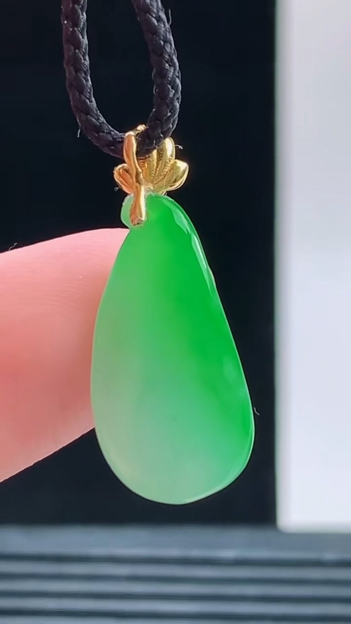 天然A货翡翠福瓜吊坠，尺寸19.3-9.8-5.3重量:1.81g 1010
10月11日