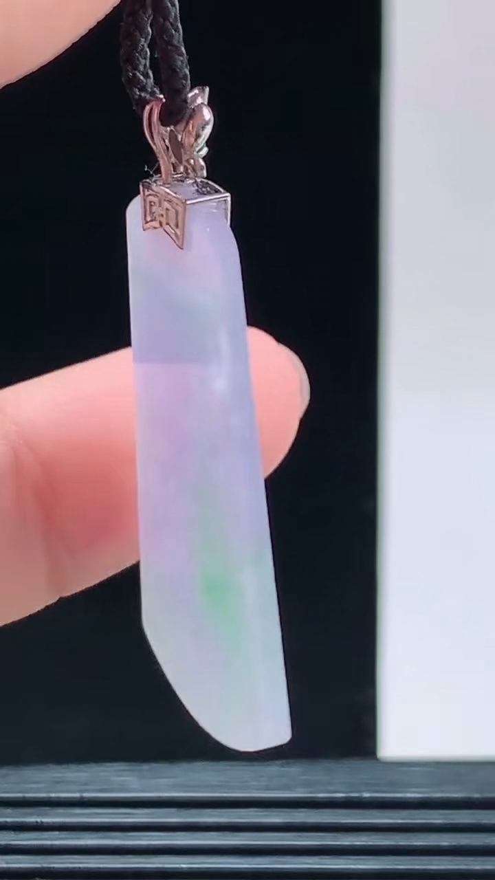 天然A货翡翠18K金春带彩紫罗兰无事牌吊坠，尺寸35.5-22-3重量:5.35g 1010
10月11日