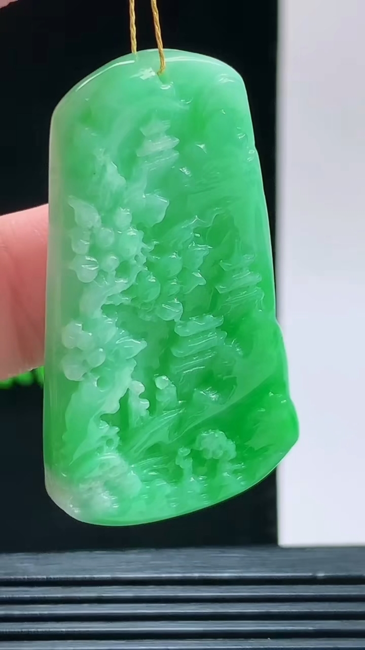 天然A货翡翠山水牌吊坠，尺寸46.3-26.1-6.4重量:16.24g 1010
10月11日