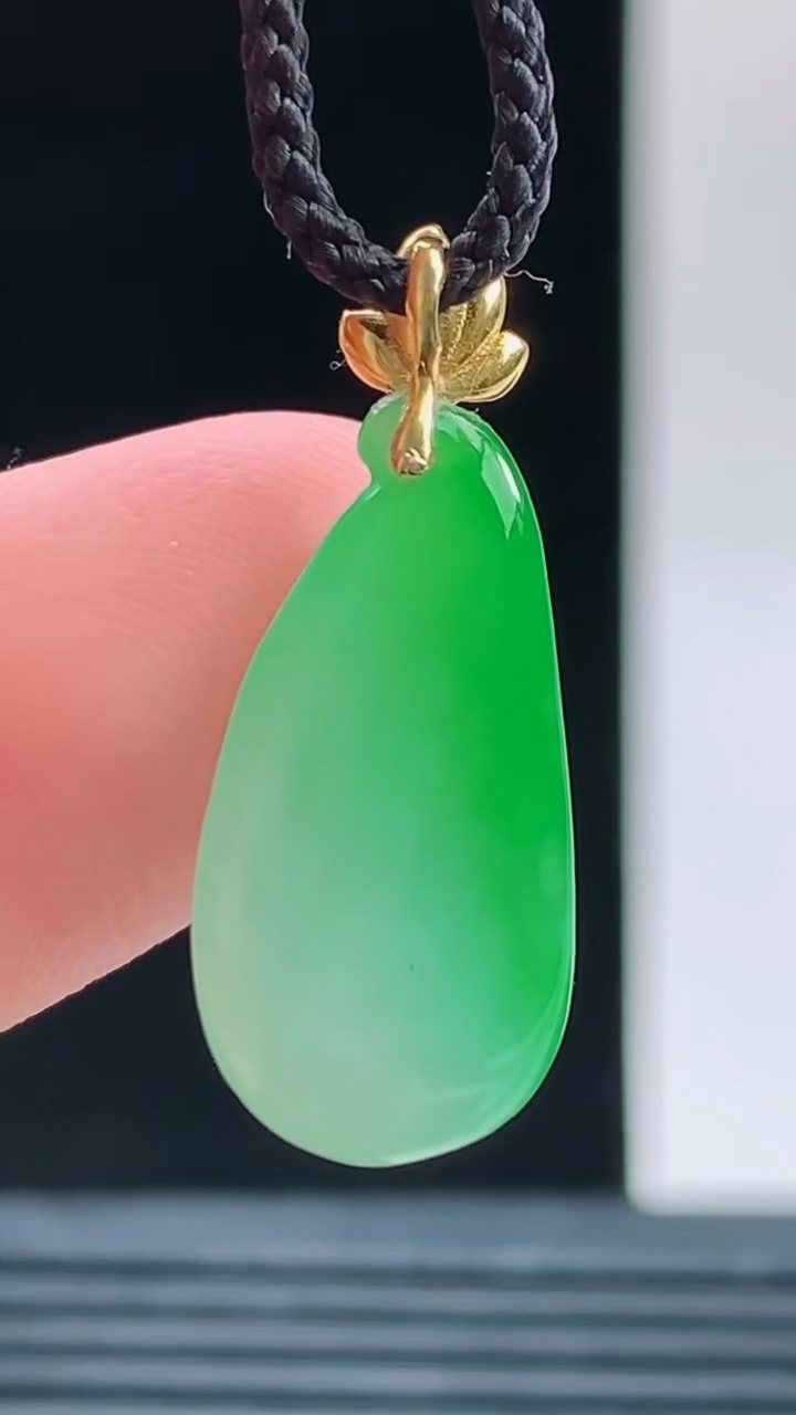 天然A货翡翠福瓜吊坠，尺寸19.3-9.8-5.3重量:1.81g 1010
10月11日