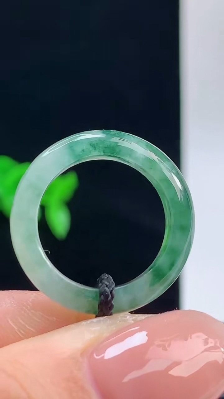 天然A货翡翠飘花玉指环戒指，尺寸16.1-5.7-3.4重量:3.13g 10102026年10月11日
工厂直销收藏佳品,种好水足，色泽均匀，有种有色，上手高大气！