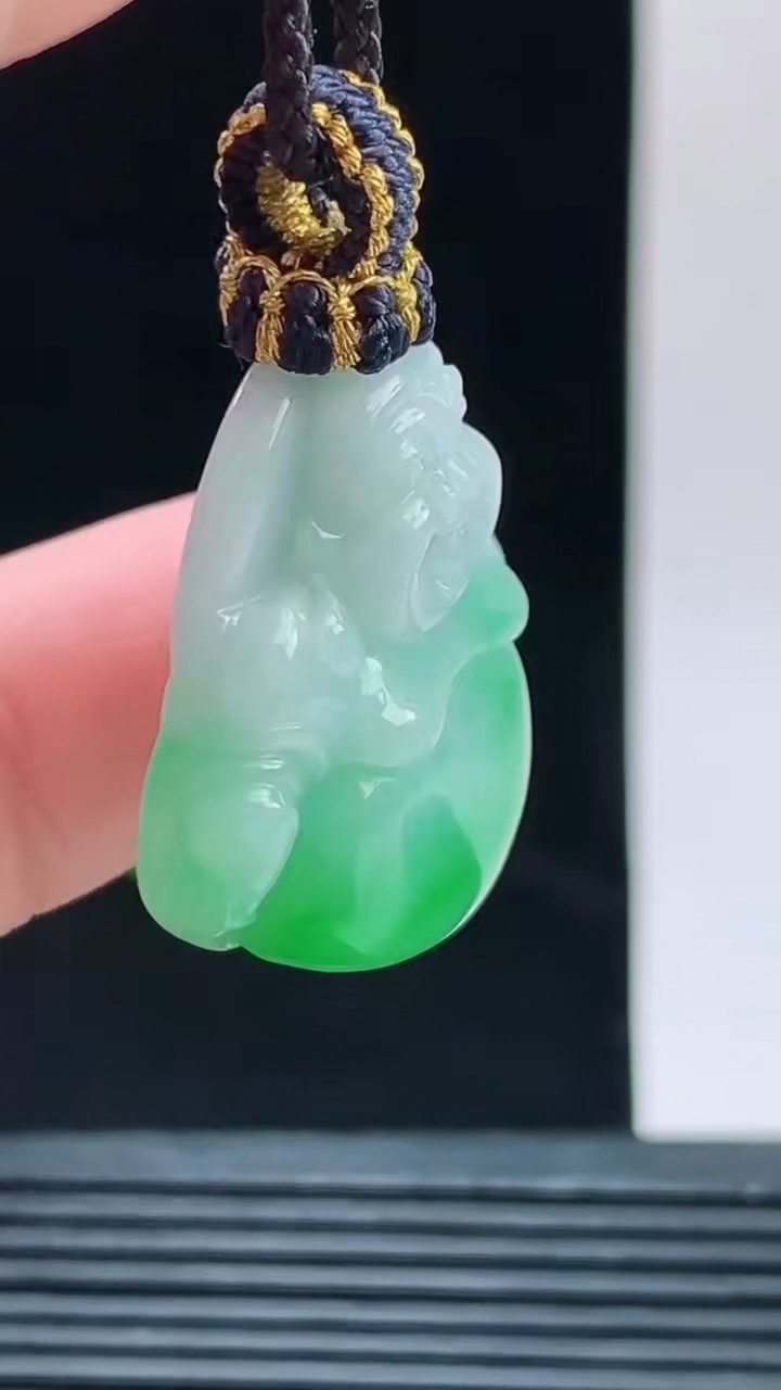 天然A货翡翠佛公吊坠，尺寸25.1-26.2-10.5重量:12.14g 1010
10月11日