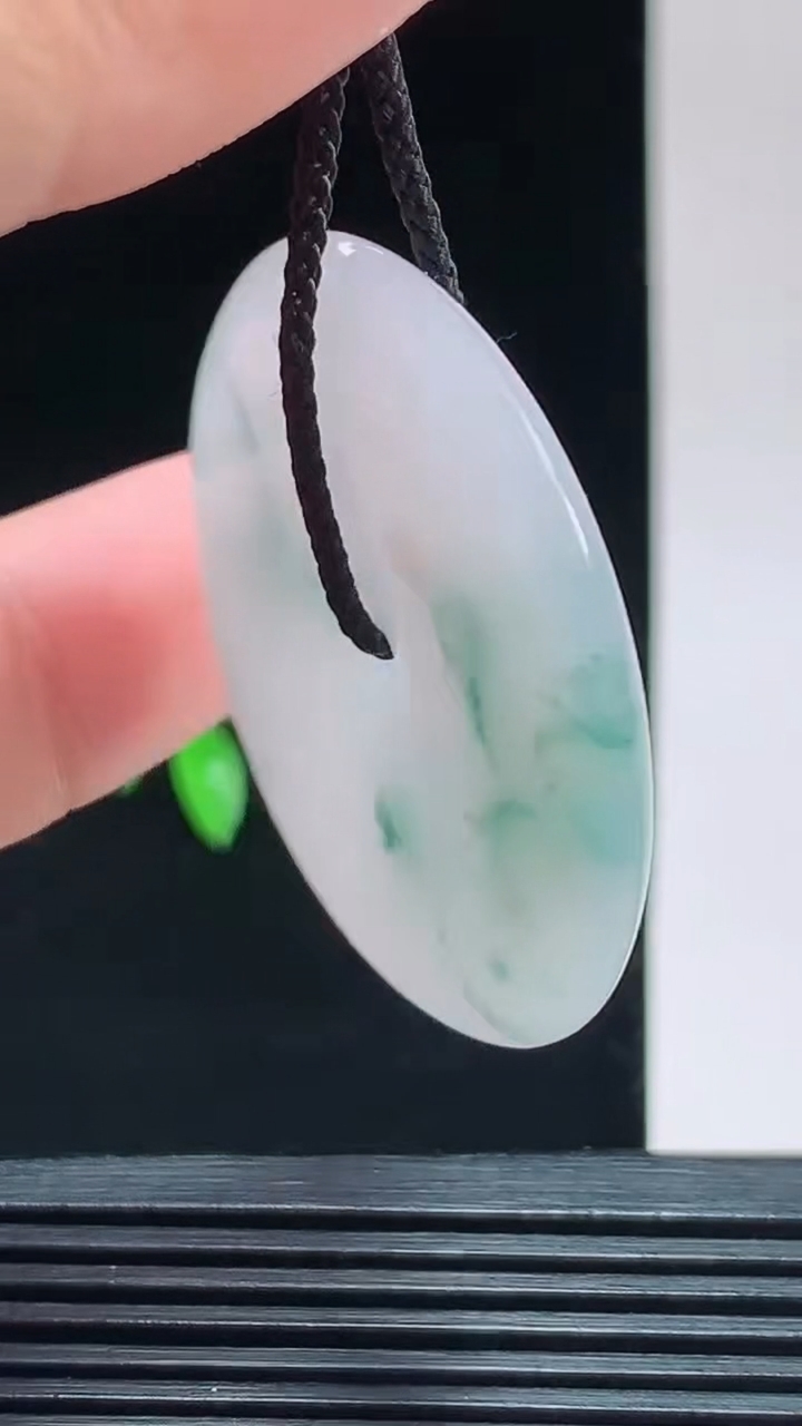 天然A货翡翠飘花平安扣吊坠，尺寸37.6-5.9重量:17.87g 1010
10月11日