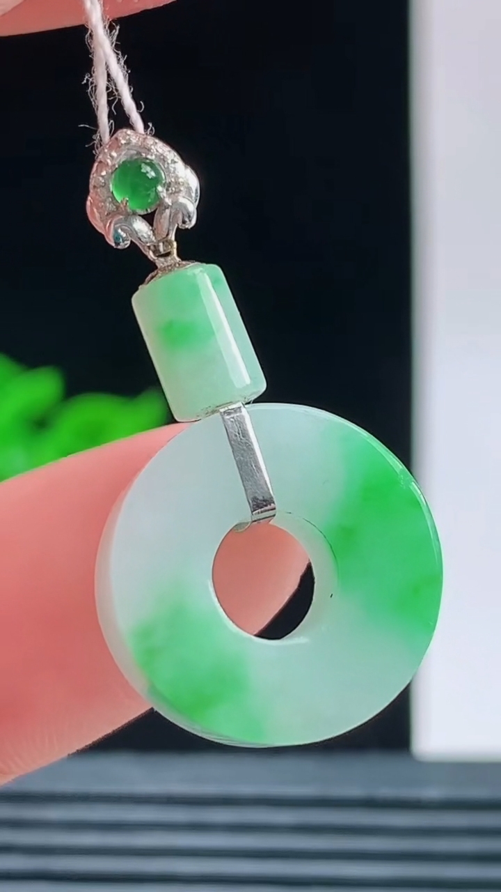 天然A货翡翠平安环吊坠，尺寸16-6.4重量:4.46g 1010
10月11日