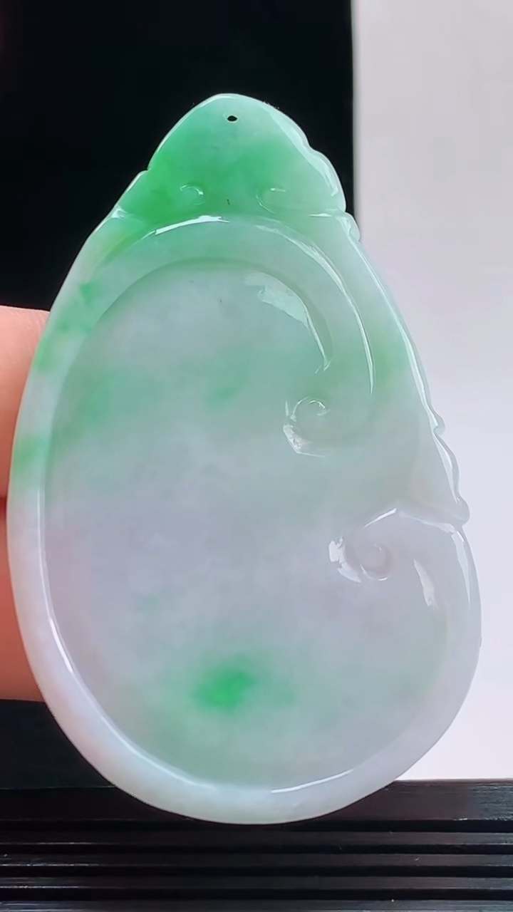 天然A货翡翠如意吊坠，尺寸63-38-6.2重量:32.76g 1010
10月11日