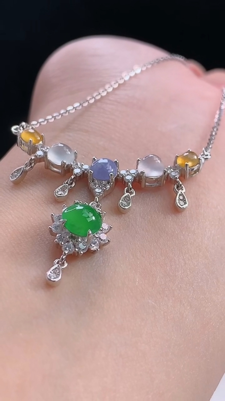 天然A货翡翠三彩蛋面项链，尺寸34.7-21.6-6.4裸石5.6重量:4.93g
10月11日
