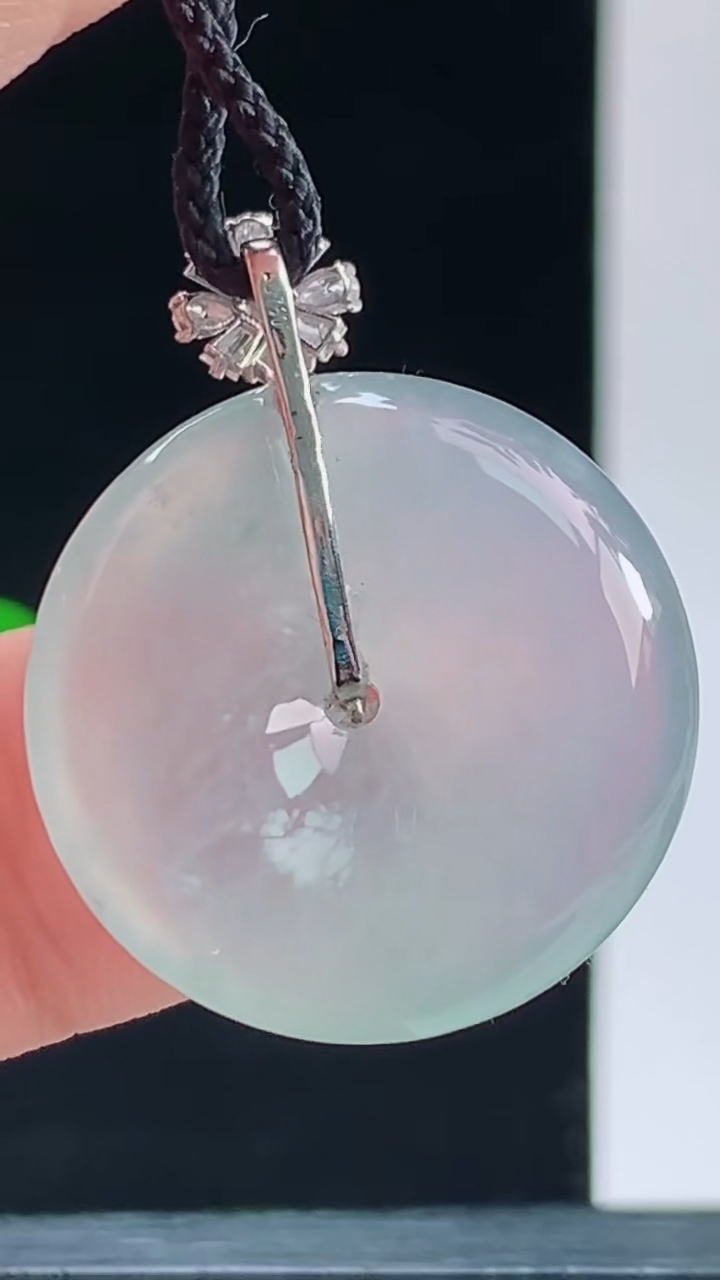 天然A货翡翠平安扣吊坠，尺寸23.3-5.3重量:6.12g 1010
10月11日