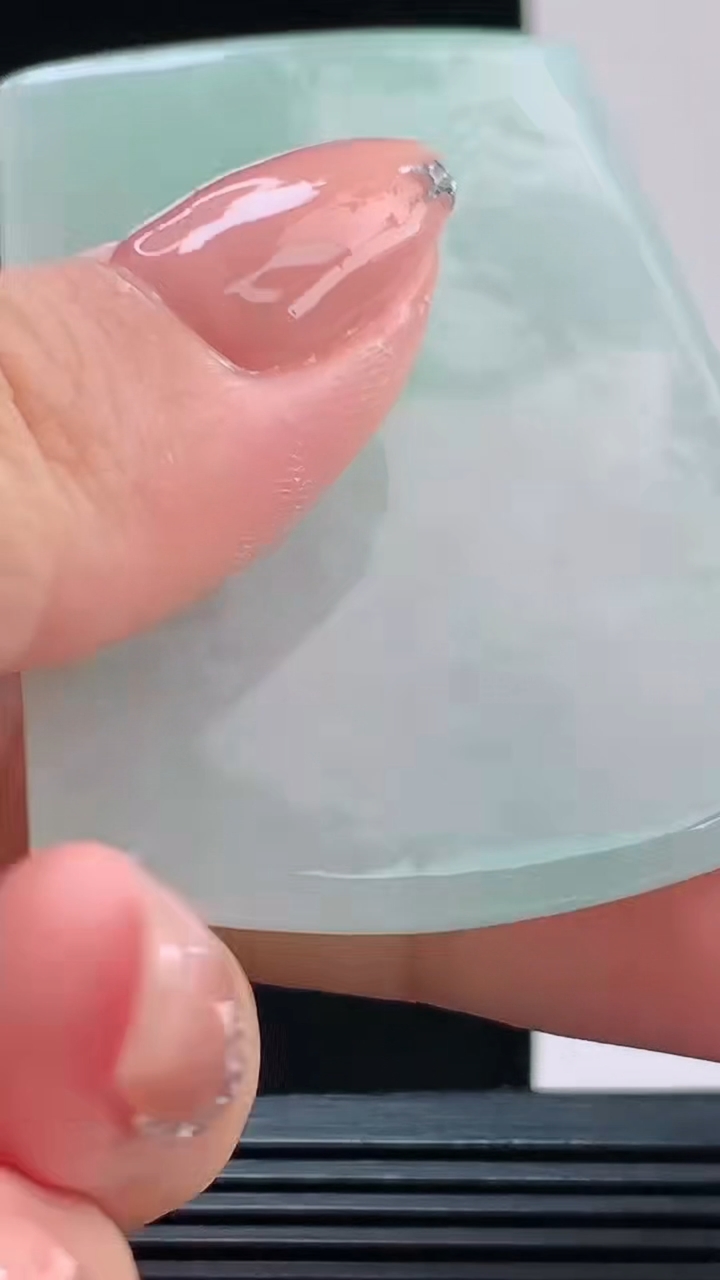 天然A货翡翠大日如来吊坠，尺寸57.9-44.8-5.9重量:33.71g 1010
10月11日