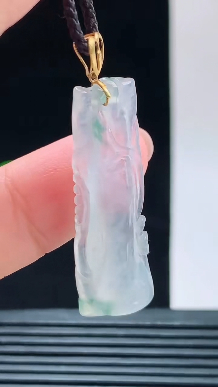 天然A货翡翠18K金飘花节节高升 竹节吊坠，尺寸39.5-12.8-3.7重量:3.51g 1010
10月11日