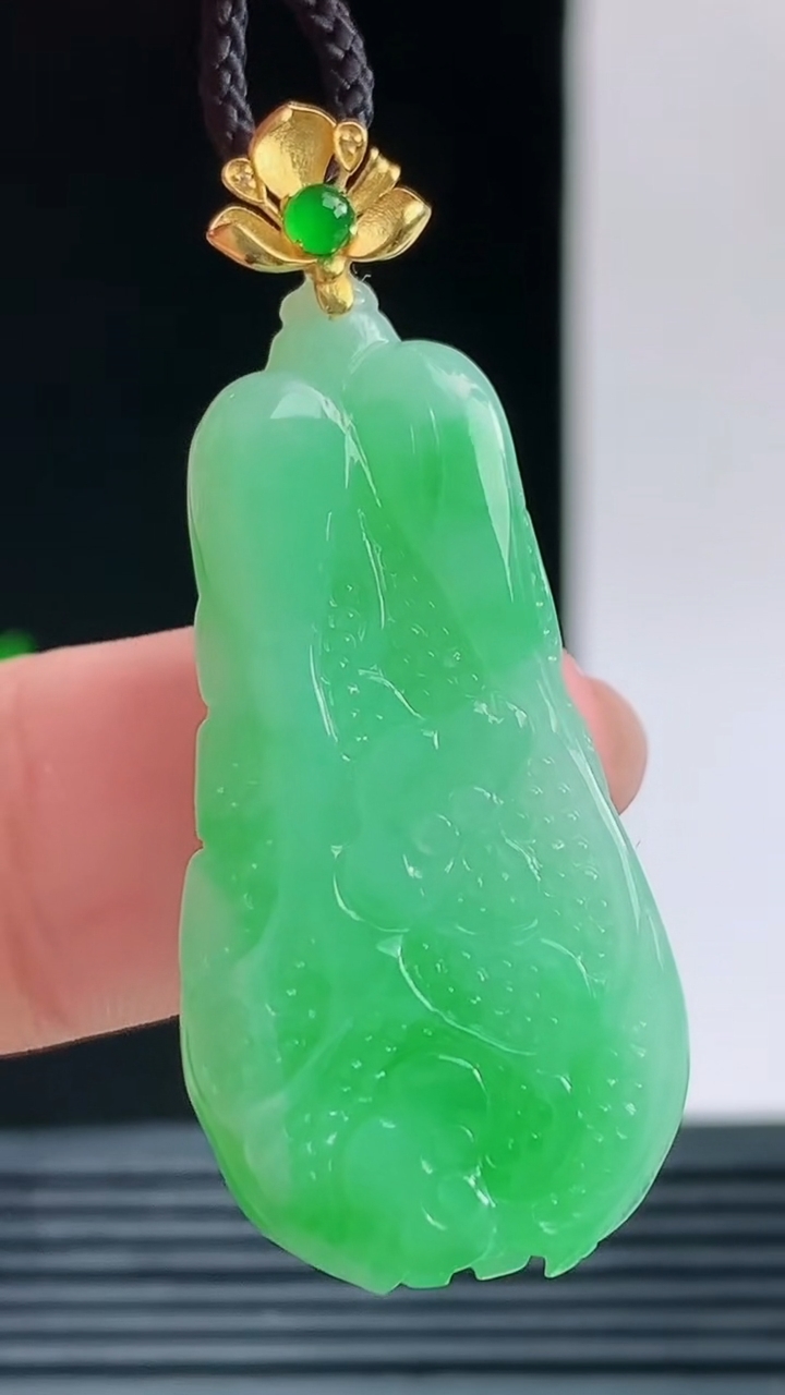 天然A货翡翠白菜吊坠，尺寸32.5-17.6-6.2重量:7.25g 1010
10月11日